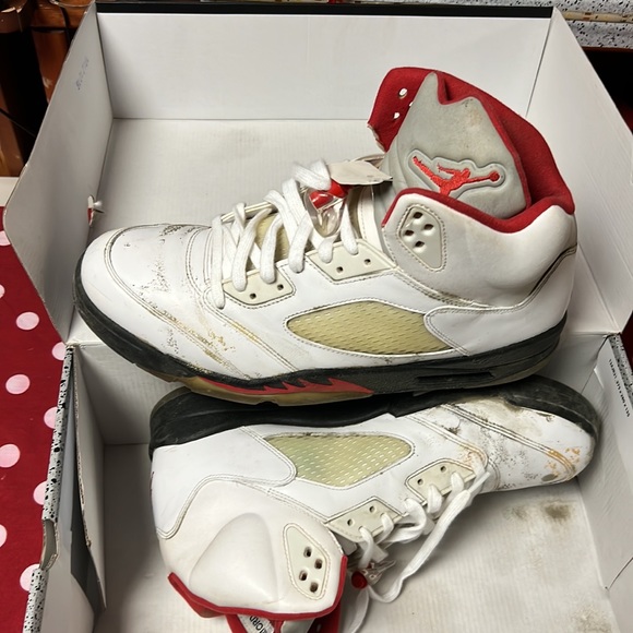 2013 jordan fired red(used, comes with box)